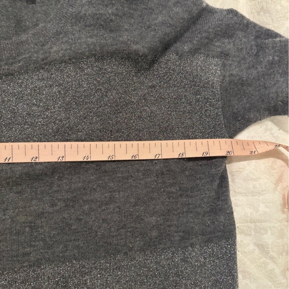 VINCE. CASHMERE BLEND GRAY METALLIC STRIPED PULLOVER LONG SLEEVE SWEATER - Picture 7 of 8